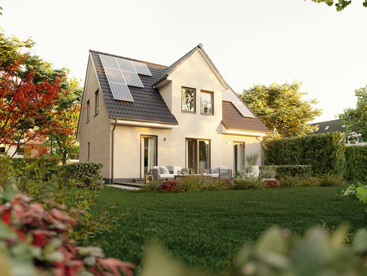 Das Einfamilienhaus Flair 134 Blick vom Garten auf Flair 134 mit einer umweltfreundlichen PV-Anlage für nachhaltiges Wohnen.