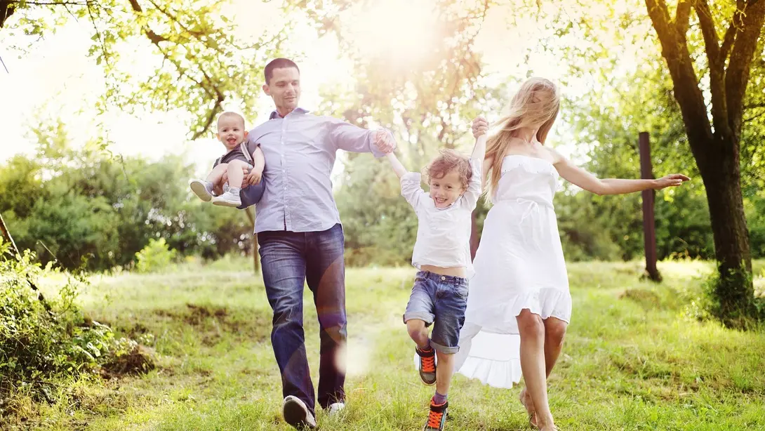 Familienfreundlich wohnen in Landesbergen mit Contura Bau GmbH Familie läuft gemeinsam durch die Natur als Symbol für familienfreundliches Wohnen in Landesbergen