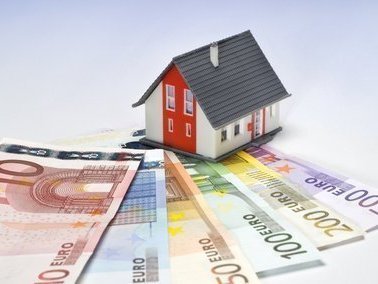 Hausmodell auf Euro-Geldscheinen als Symbol für Hausbaufinanzierung, Kostenplanung und den Weg ins Eigenheim in Bassum-Neubruchhausen mit Contura Bau GmbH