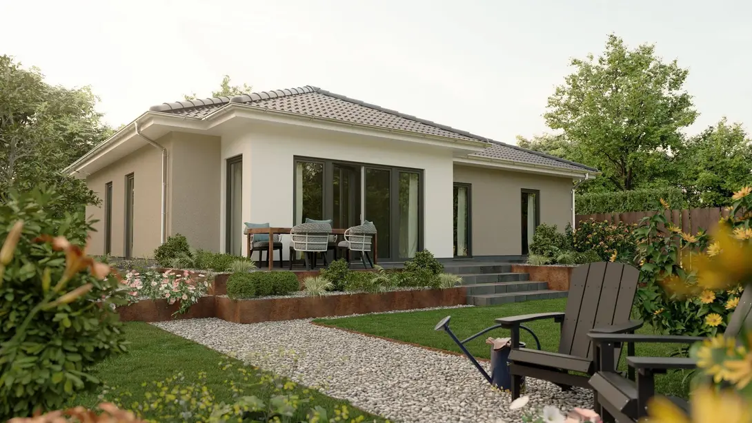 Moderner Bungalow mit heller Fassade, Terrasse und gepflegtem Garten als Beispiel für naturnahes Wohnen mit Contura Bau GmbH