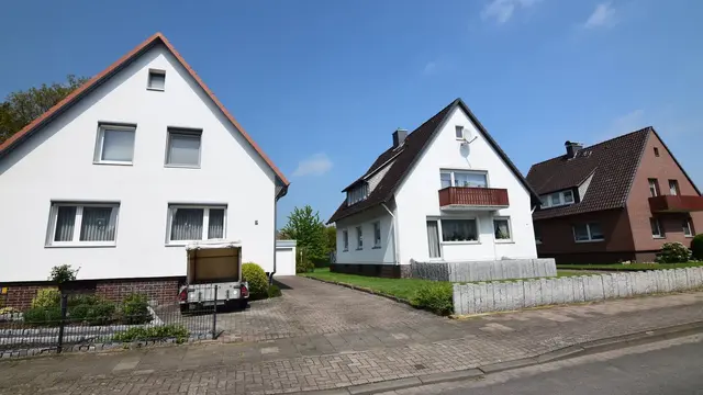Einfamilienhäuser in gewachsener Wohnlage Freistehende Einfamilienhäuser in einer ruhigen Wohnstraße mit Vorgärten und gepflasterten Zufahrten