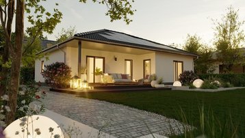 Moderner Bungalow mit Terrasse, Garten und beleuchteter Außenanlage in der Abenddämmerung