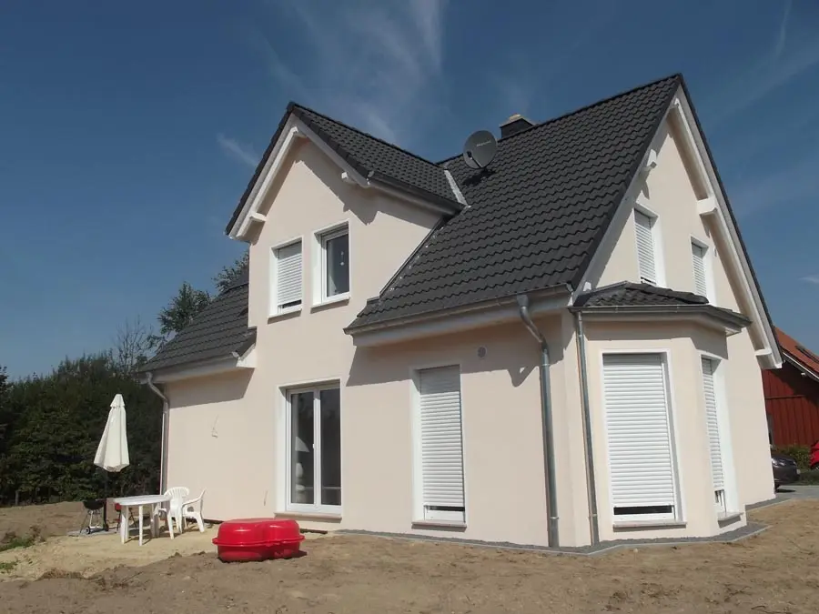 Einfamilienhaus mit Satteldach als Beispiel für den Hausbau in Stolzenau mit Contura Bau GmbH