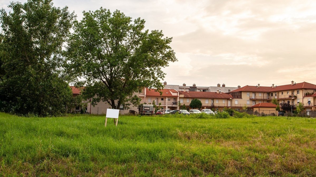 Baugrundstück in Lichtenhorst-Ortsmitte Grünes Baugrundstück mit angrenzender Wohnbebauung als Symbol für den Hausbau in Lichtenhorst-Ortsmitte mit Contura Bau GmbH