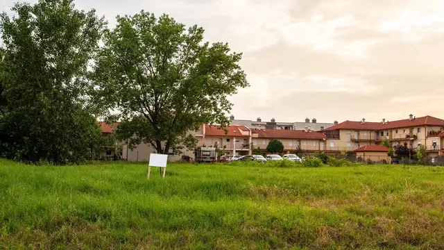 Grünes Baugrundstück mit angrenzender Wohnbebauung als Symbol für den Hausbau in Lichtenhorst-Ortsmitte mit Contura Bau GmbH