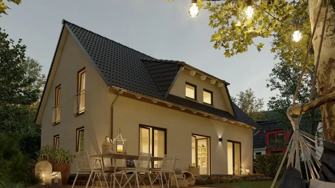 Einfamilienhaus mit Terrasse in Steyerberg bauen Einfamilienhaus in Steyerberg mit beleuchteter Terrasse, Garten und gemütlicher Abendstimmung