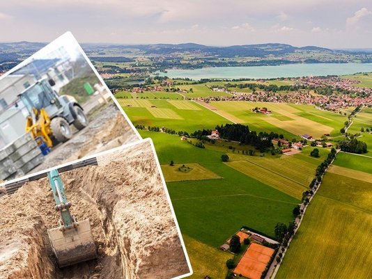 Ländliche Grundstückslandschaft mit eingeblendetem Hausmodell als Symbol für Grundstückssuche und Hausbau mit Contura Bau GmbH