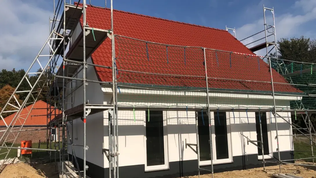 Hausbau-Baustelle mit Gerüst und rotem Satteldach in Diepholz-Aschen
