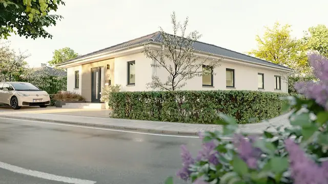 Moderner Bungalow Era 131 mit Walmdach und heller Putzfassade in gepflegter Wohnlage mit Vorgarten und Autoauffahrt