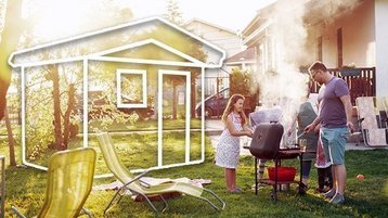Familie beim Grillen im Garten mit eingezeichneter Hauskontur