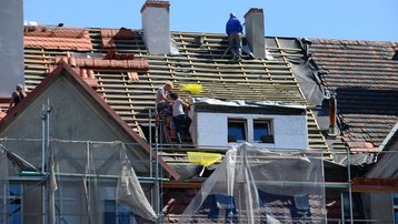 Dachdecker bei der Sanierung eines Ziegeldachs