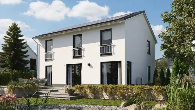 Modernes Einfamilienhaus mit heller Putzfassade, Satteldach, Photovoltaikanlage, Terrasse und Gartenteich