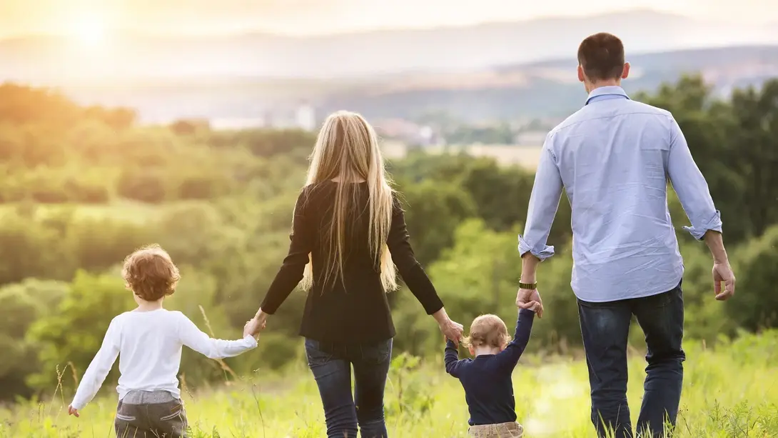 Familie blickt gemeinsam über grüne Landschaft in Diepholz