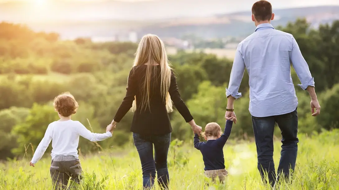 Familie blickt gemeinsam über grüne Landschaft bei Verden