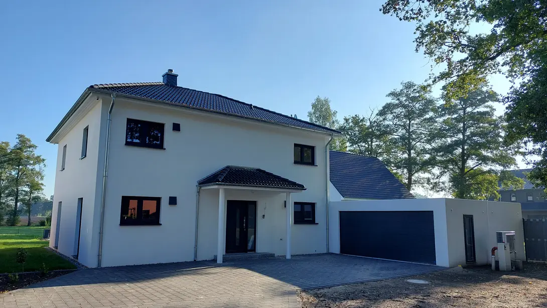 Einfamilienhaus mit Garage in Marklohe bauen Modernes Einfamilienhaus in Marklohe mit Garage, gepflasterter Einfahrt und grünem Grundstück