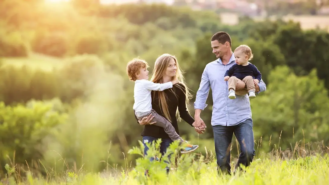 Familie spaziert durch grüne Landschaft bei Kirchlinteln