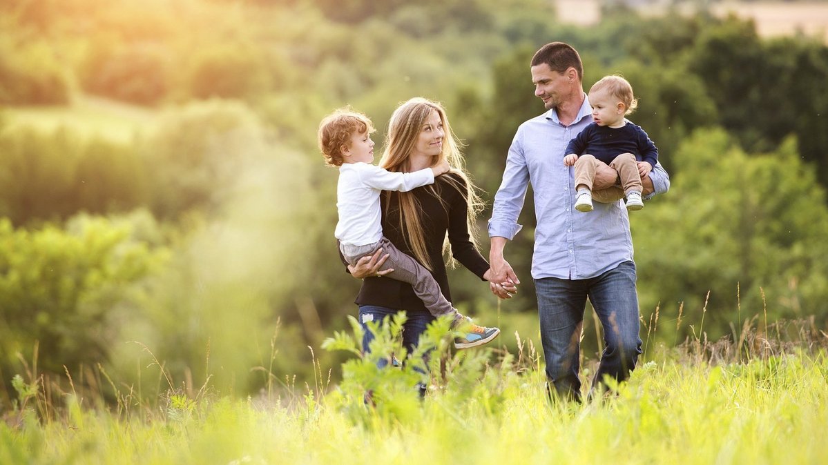 Familie spaziert durch grüne Landschaft in Diepholz-Aschen