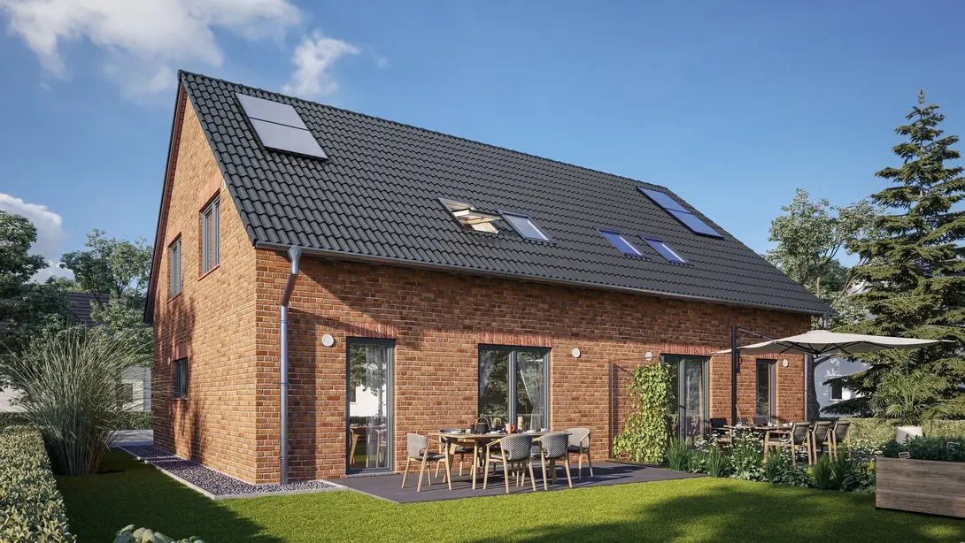 Einfamilienhaus mit roter Klinkerfassade, Satteldach, Photovoltaikanlage, Terrasse und Garten als Beispiel für den Hausbau in Steyerberg-Voigtei mit Contura Bau GmbH