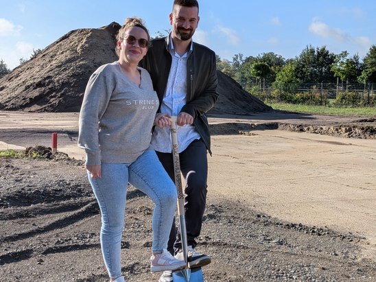 Bauherren beim gemeinsamen Spatenstich für ihr Massivhaus Flair 125 in Hoyerhagen.