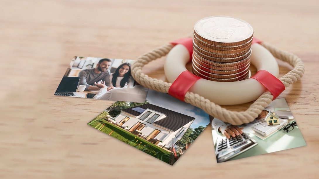 Hausfinanzierung mit Münzen, Rettungsring und Immobilienbildern