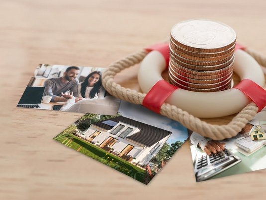 Sichere Finanzierung für den Hausbau planen Münzen, Rettungsring und Hausbild als Symbol für sichere Finanzierung, Kostenplanung und Hausbau mit Contura Bau GmbH