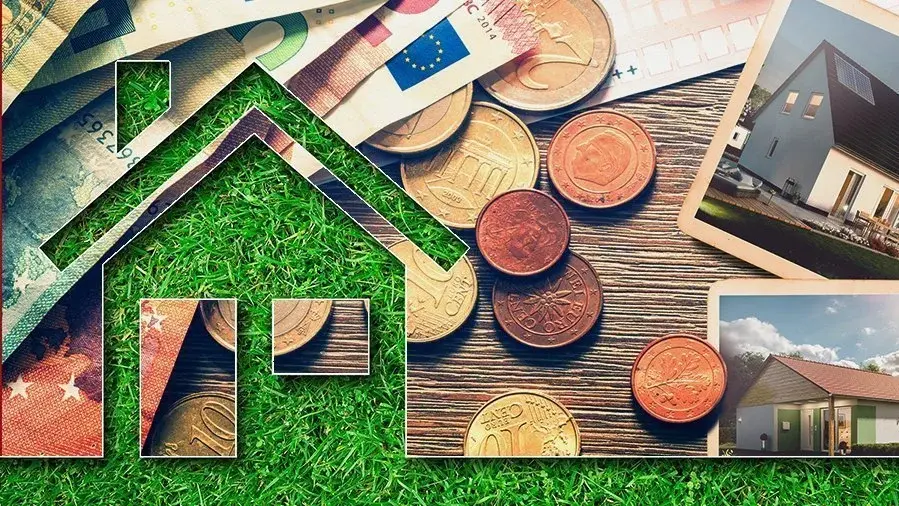 Hausfinanzierung mit Euro-Geldscheinen, Münzen und Haus-Symbol als Motiv für Baukosten und Eigenheimplanung