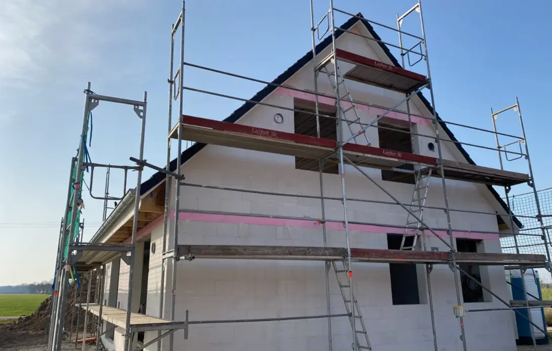 Rohbau eines Einfamilienhauses in Bassum-Neubruchhausen Einfamilienhaus im Rohbau mit Gerüst und gemauerten Außenwänden in Bassum-Neubruchhausen.