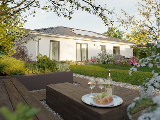 Rückansicht des ERA 131 mit Terrasse, Gartenmöbeln und bodentiefen Fenstern – moderner Bungalow im Grünen