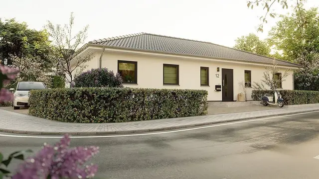 Bungalow mit heller Fassade, Walmdach und Vorgarten in Diepholz