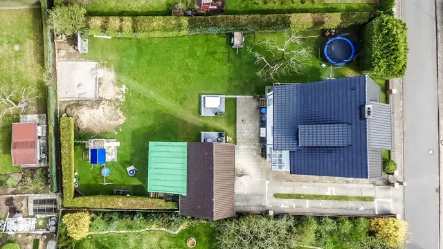 Luftaufnahme eines Wohnhauses mit großem Garten, Nebengebäuden und angrenzender Straße in Bruchhausen-Vilsen.