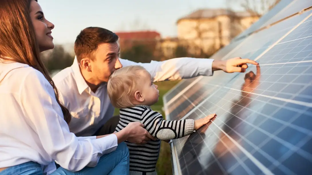 Nachhaltig bauen in Liebenau mit Photovoltaik und Contura Bau GmbH Familie betrachtet Photovoltaikanlage als Symbol für nachhaltiges Bauen in Liebenau