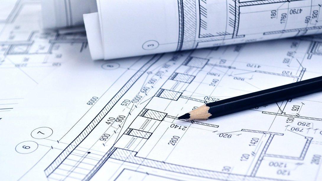 Bauplan und Grundrissplanung für ein Massivhaus Bauplan mit eingezeichnetem Grundriss und Bleistift als Symbol für individuelle Hausplanung mit Contura Bau GmbH