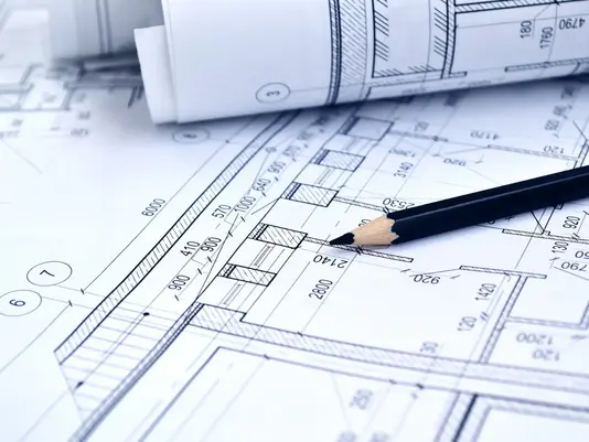 Technische Bauzeichnung mit Grundriss, Bleistift und gerolltem Bauplan