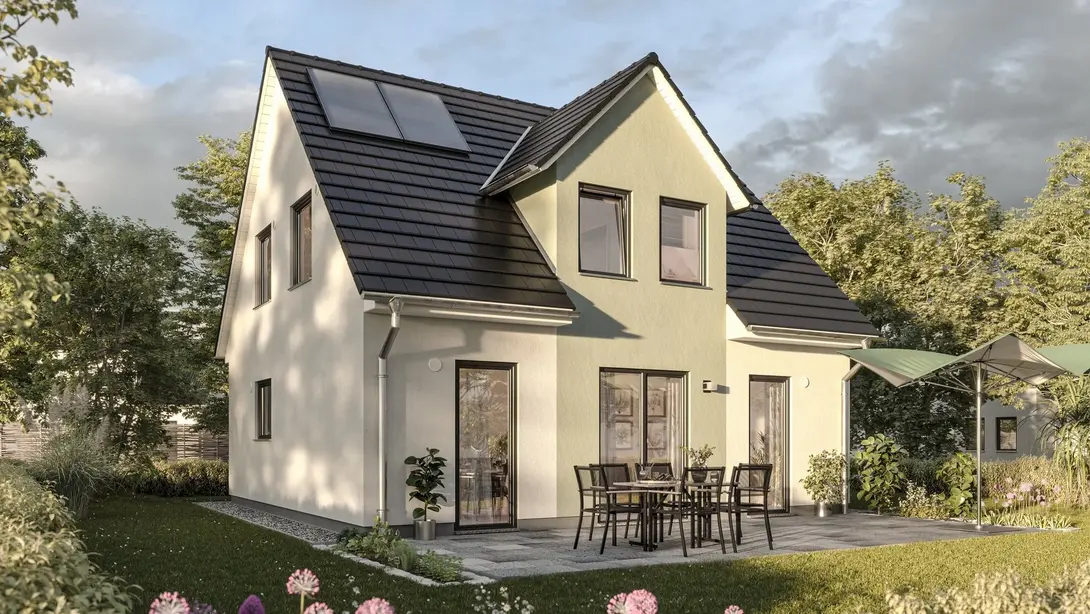 Modernes Einfamilienhaus mit Solarmodulen und Garten Modernes Einfamilienhaus mit heller Putzfassade, Satteldach, Solarmodulen und Terrasse im Garten