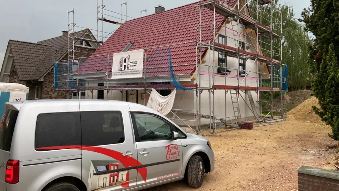 Hausbau-Baustelle mit Town & Country Haus Hausbau-Baustelle mit Gerüst und Town & Country Fahrzeug in Weyhe-Angelse