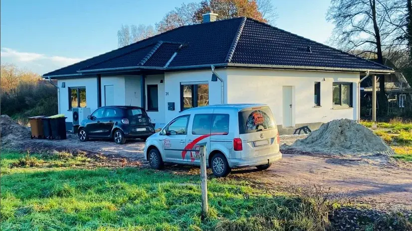 Bungalow mit Solaranlage in Pennigsehl Bungalow mit heller Fassade, dunklem Walmdach und Solaranlage auf einem Grundstück in Pennigsehl.