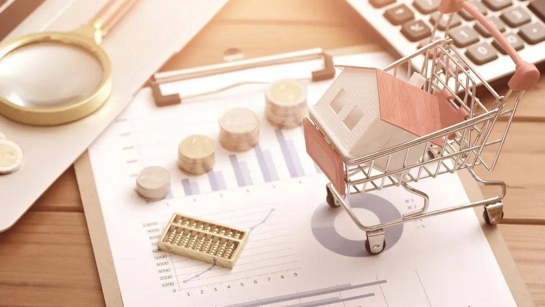 Hausbau in Stolzenau sicher finanzieren mit Contura Bau GmbH Hausfinanzierung in Stolzenau mit Hausmodell, Rechner, Münzen und Planungsunterlagen
