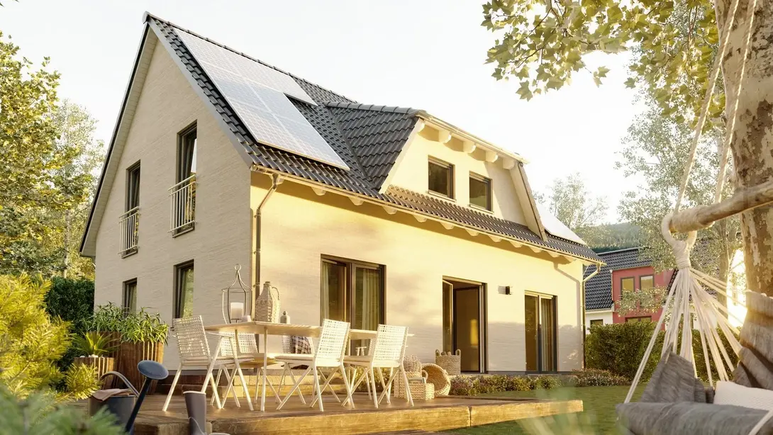 Einfamilienhaus mit Solaranlage in Schwarme Einfamilienhaus mit heller Klinkerfassade, Satteldach, Solaranlage, Terrasse und Garten in Schwarme.