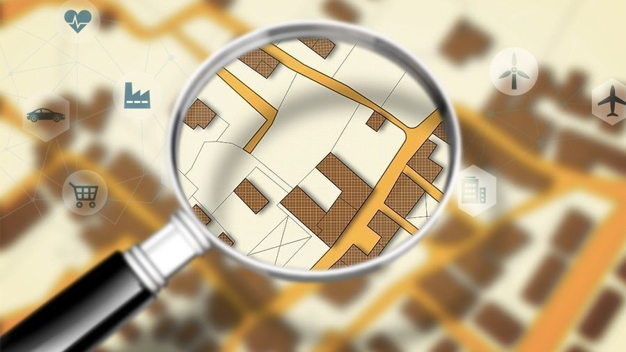 Lupe über Lageplan zur Grundstückssuche und Standortanalyse