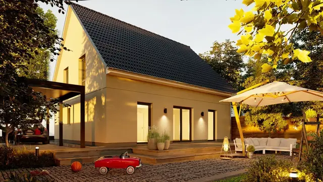 Modernes Einfamilienhaus mit Satteldach, Terrasse, Carport und Garten bei Abendlicht